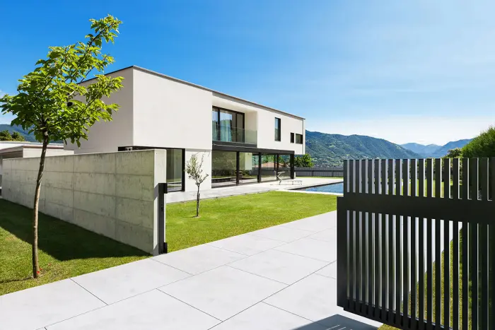 Schwarzes Aluminium-Tor mit senkrechten Latten an einem modernen Haus